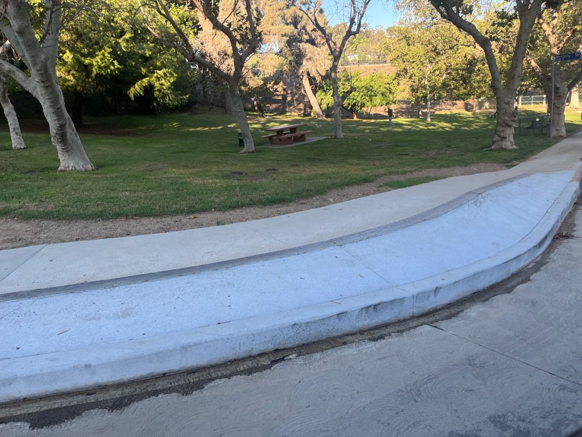 Image for skate spot Silver Lake - Sidewalk Curb