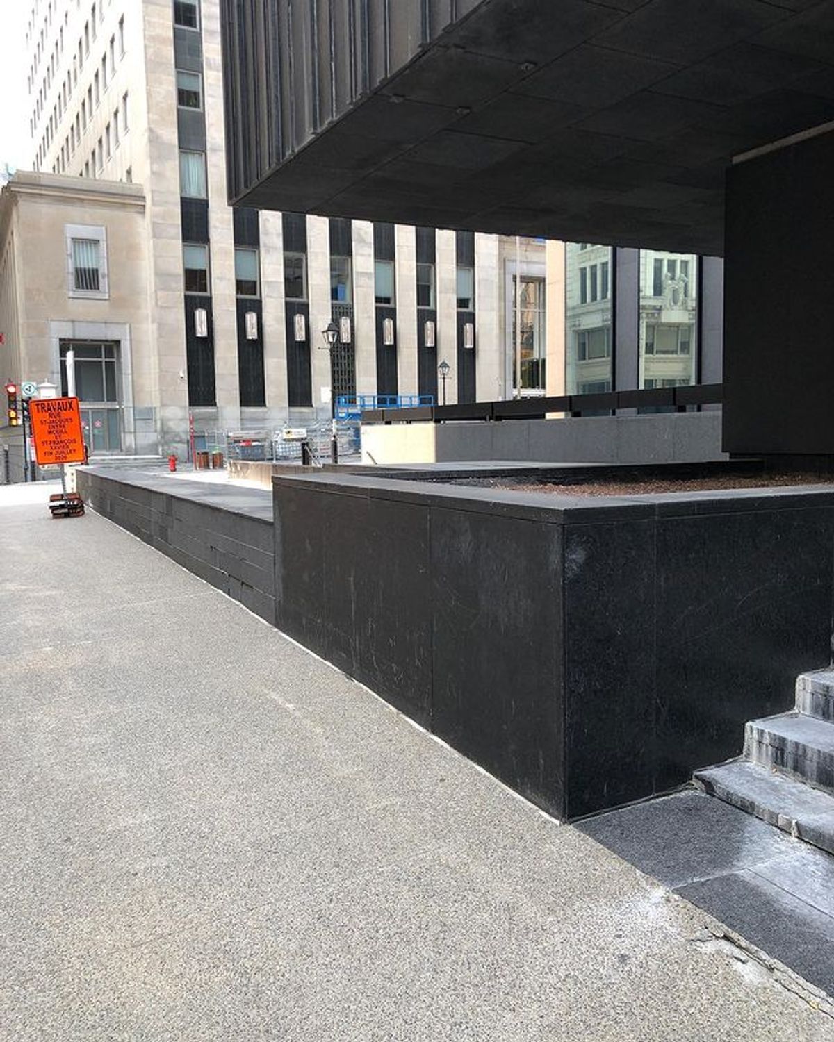 Image for skate spot Place d'Armes Step Up Ledge