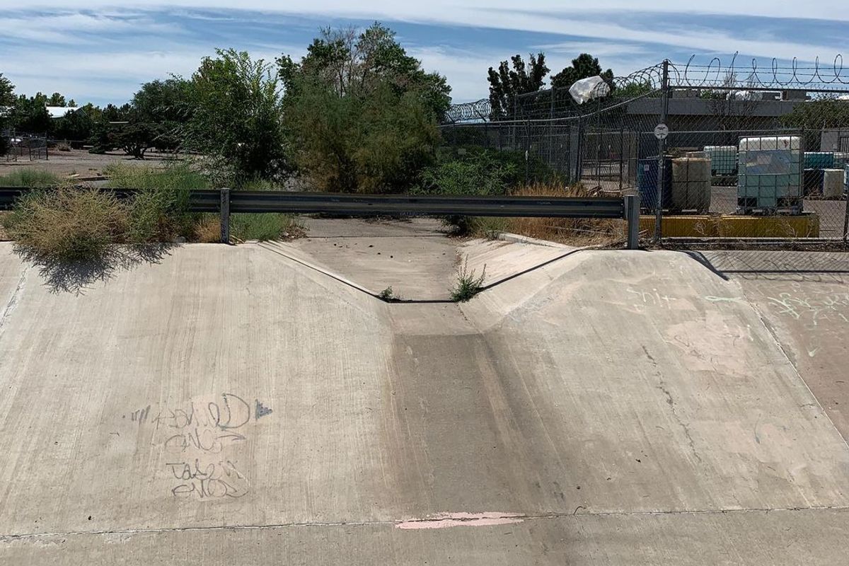 Image for skate spot Washington St Over Guardrail To Bank