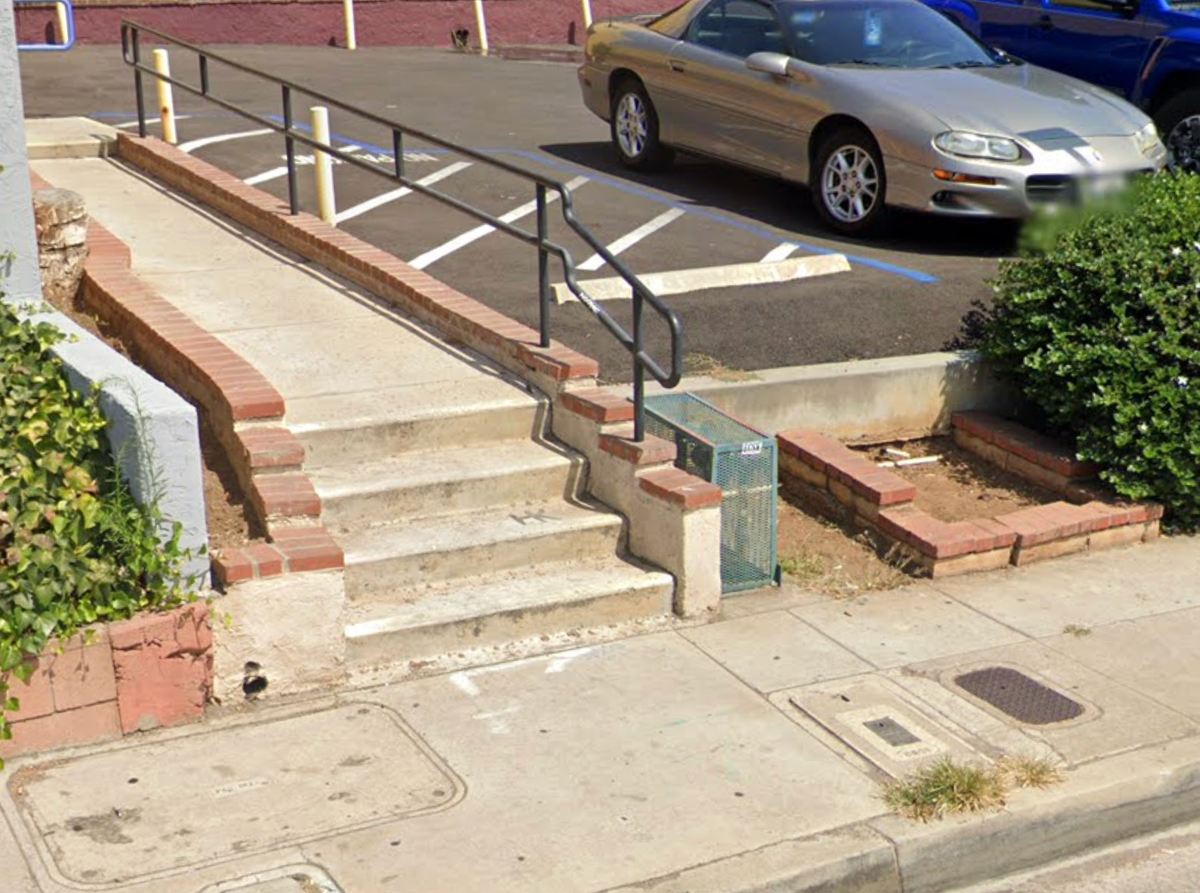 Image for skate spot Tio Leo's - 4 Stair Drop Down Rail