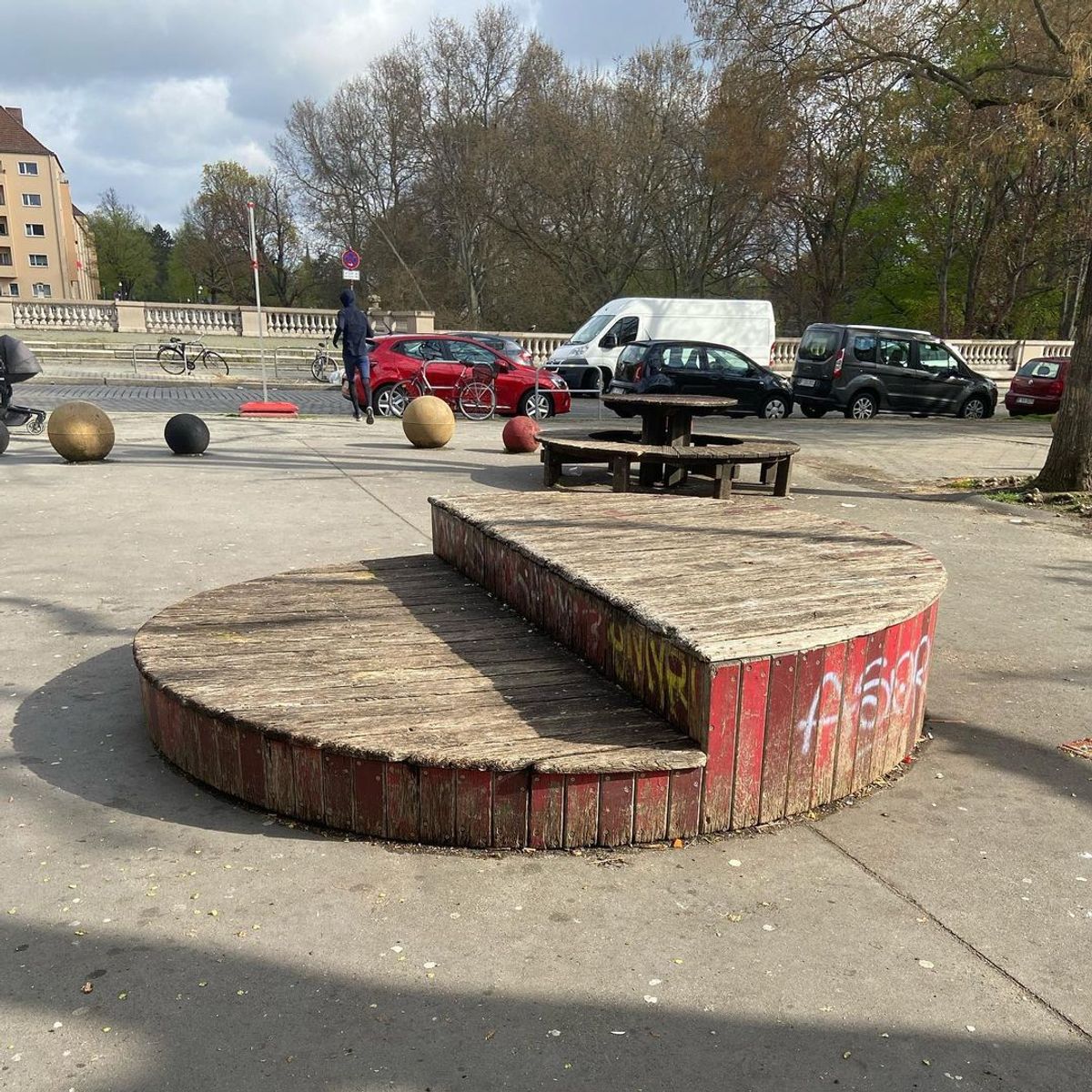 Image for skate spot Schierker Platz - Circle Ledge / Manny Pad