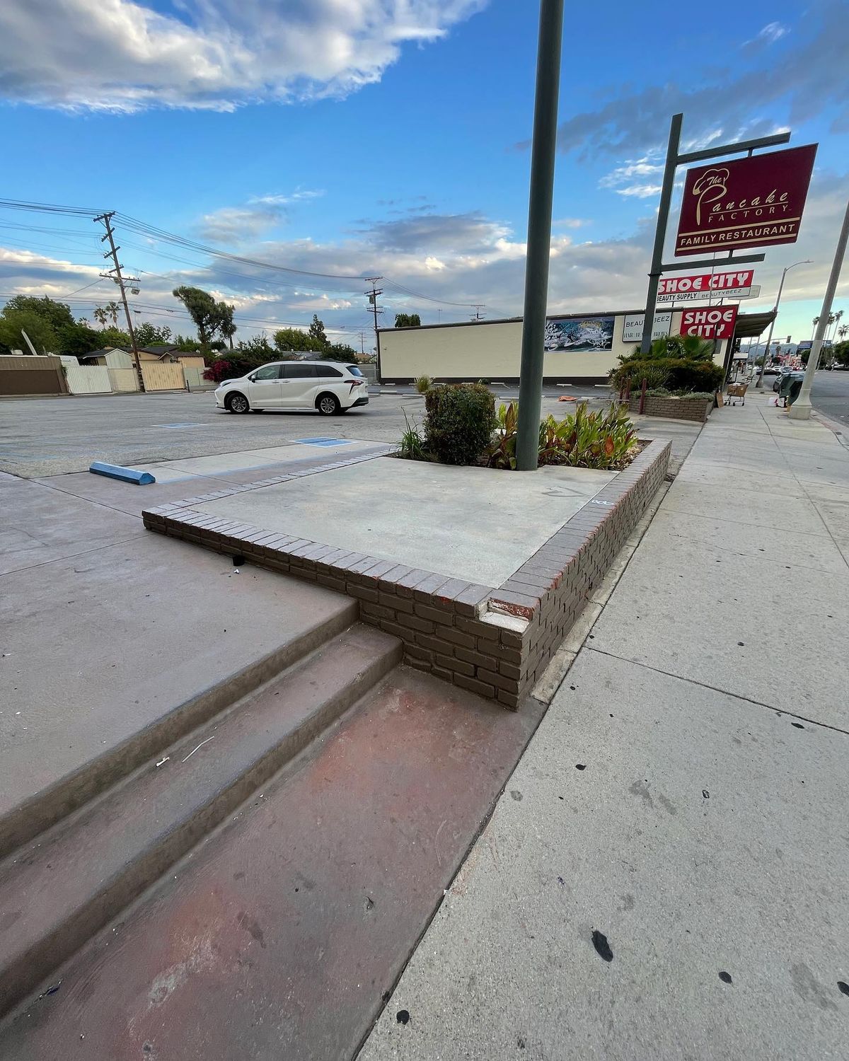 Image for skate spot Laurel Canyon Blvd - Manny Pad