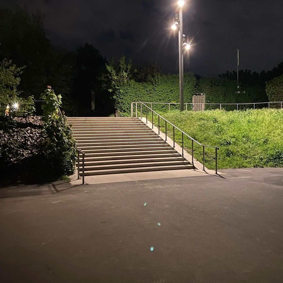 Image for skate spot Kleine Skaterbahn - 18 Stair Kink Rail