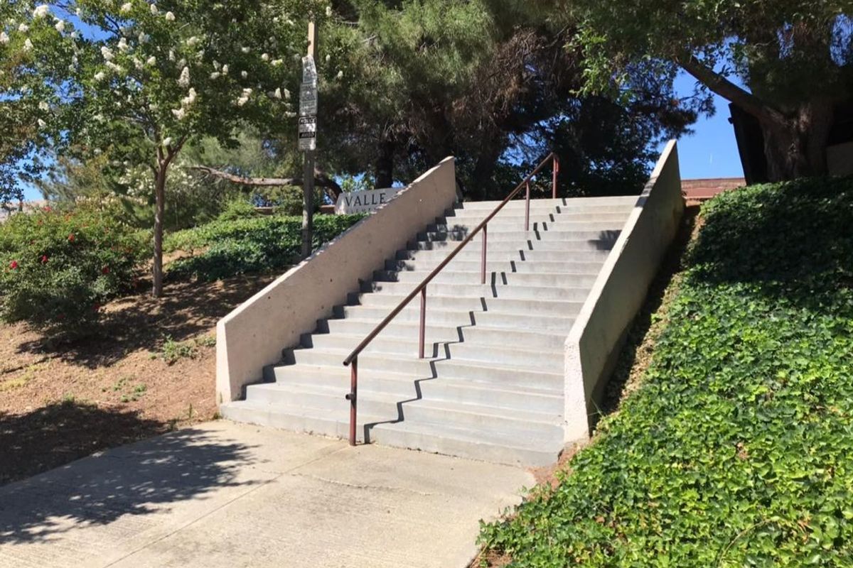 Image for skate spot Valle Vista Elementary 18 Stair Rail