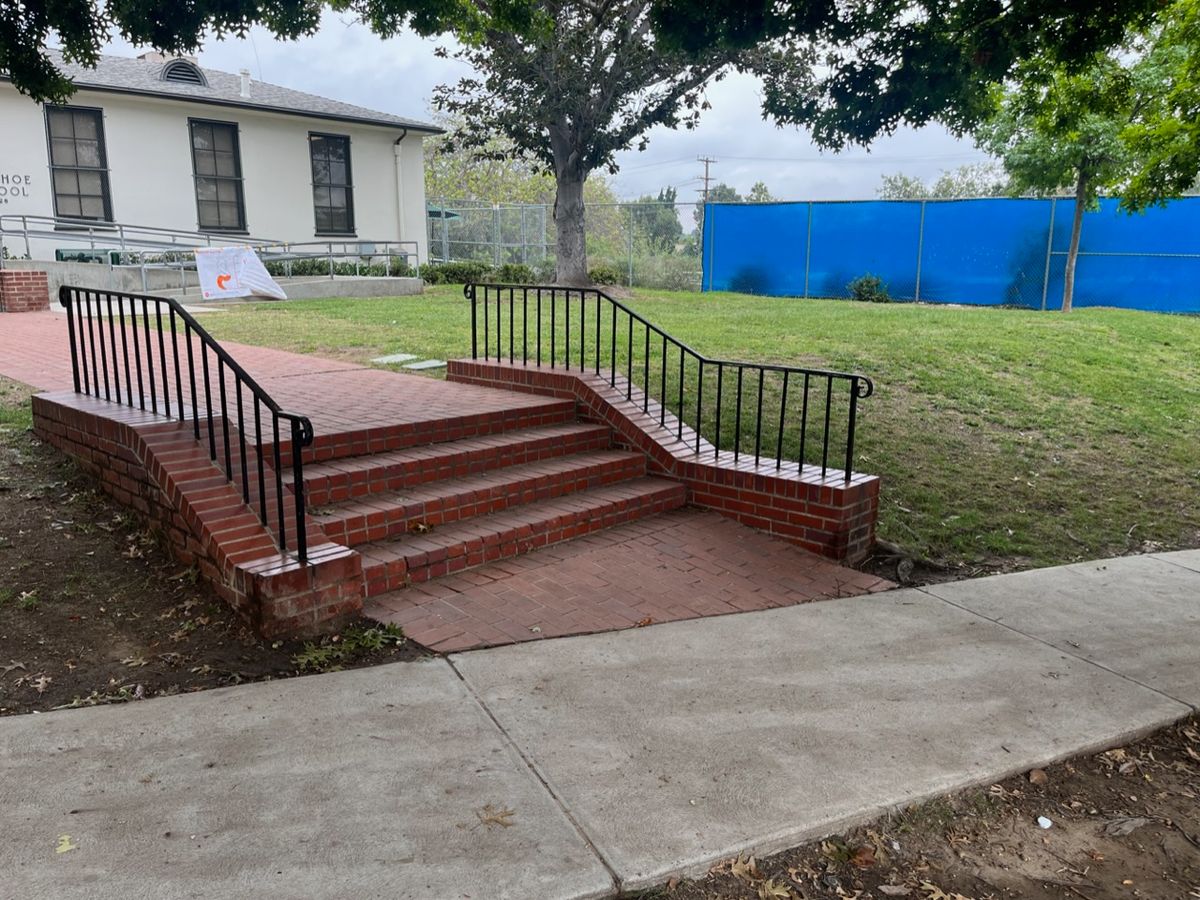 Image for skate spot Ivanhoe Elementary School - 4 Stair Kink Rail