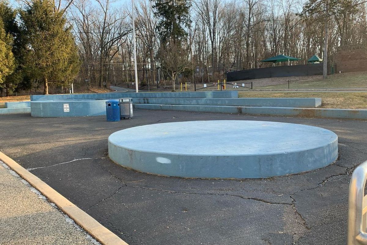 Image for skate spot Harding Twp School District Circle Manny Pad / Ledges