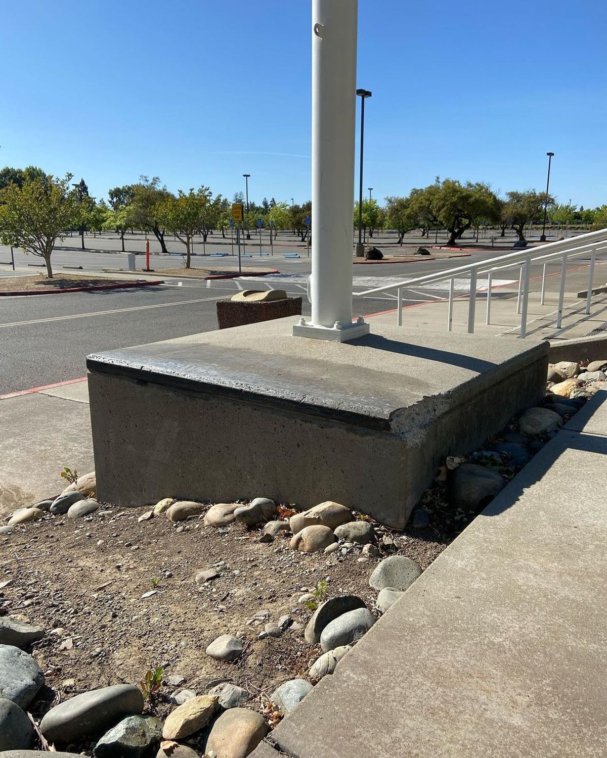 Image for skate spot Cosumnes River College - Flagpole Out Ledge