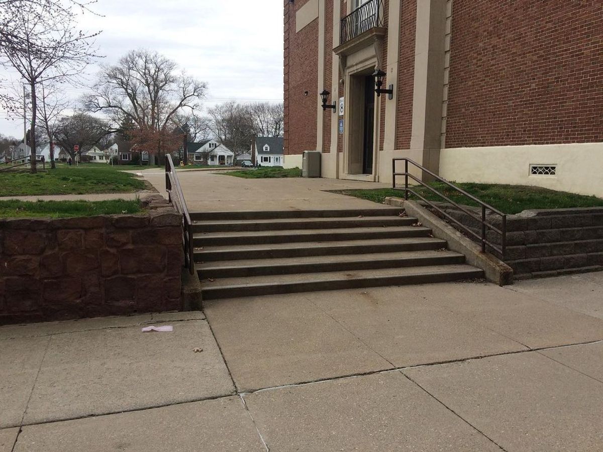 Image for skate spot Dake Middle School - 6 Stair Rail