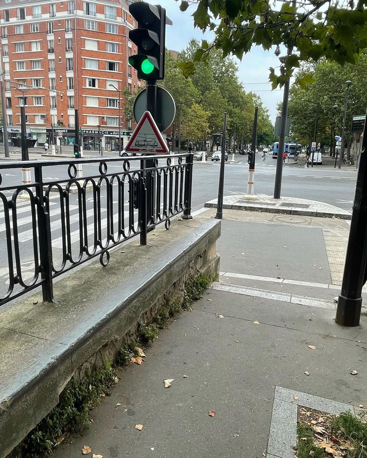 Image for skate spot Av. de Saint-Mandé - Out Ledge