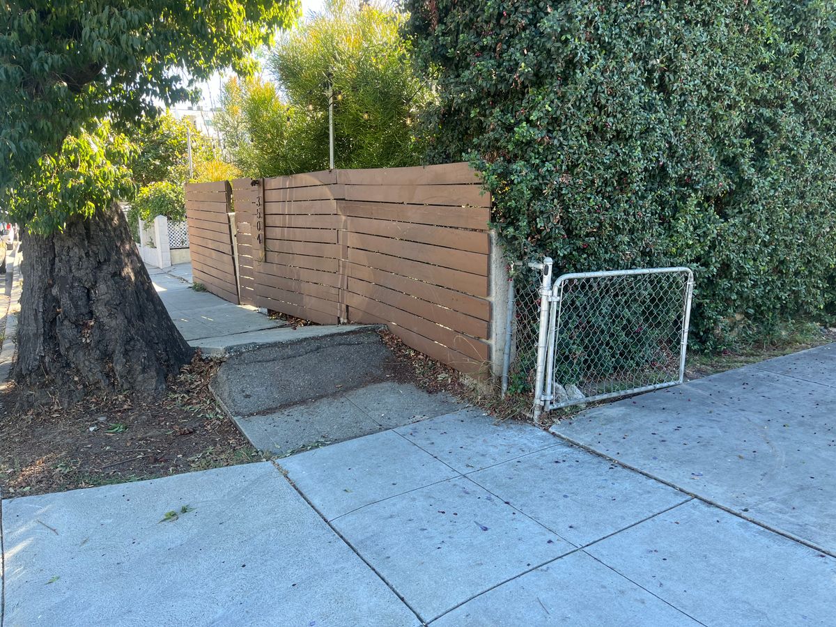 Image for skate spot London St - Sidewalk Bump Over Gate