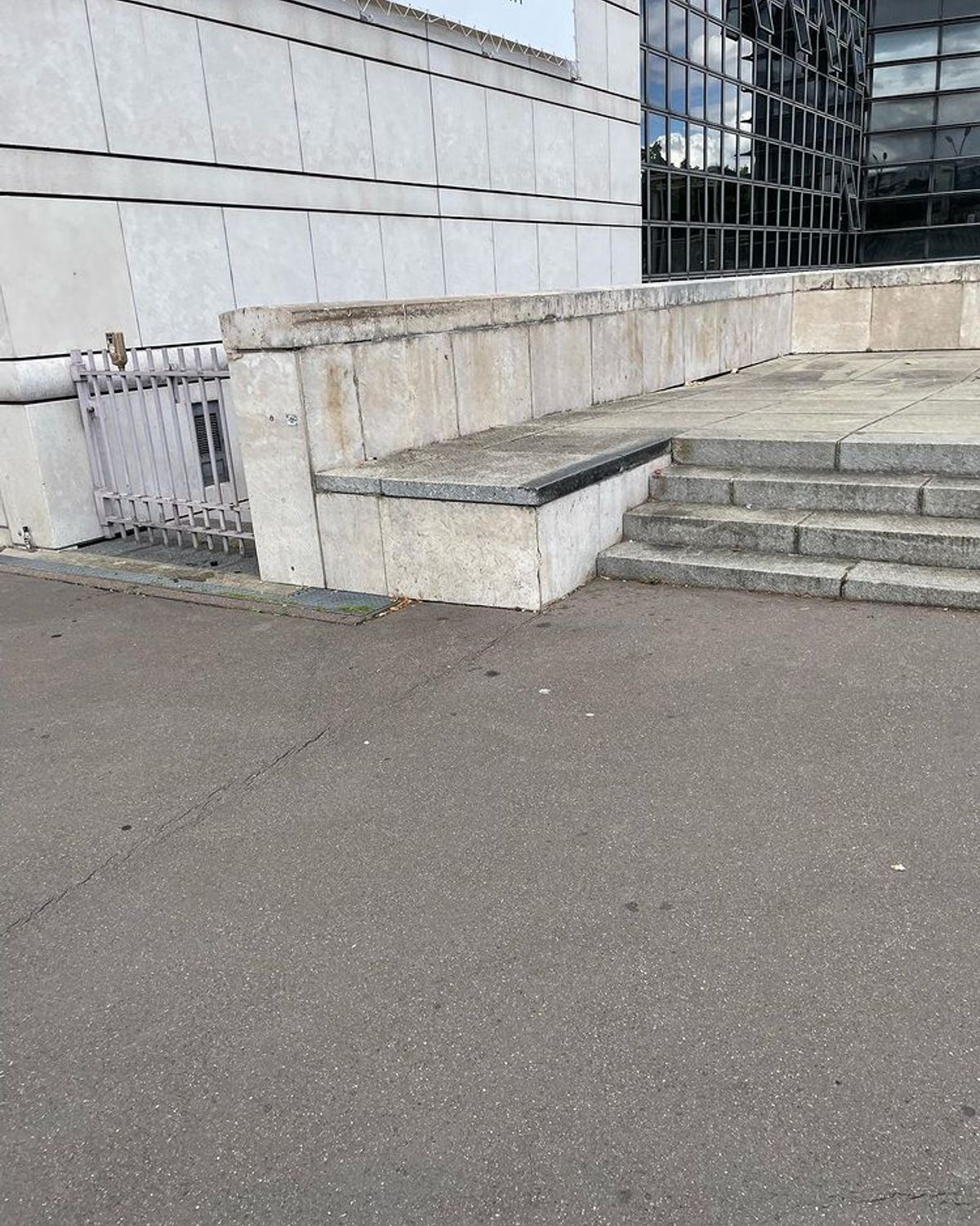 Image for skate spot Ministère de l'Économie et des Finances - 4 Stair Ride On Ledge