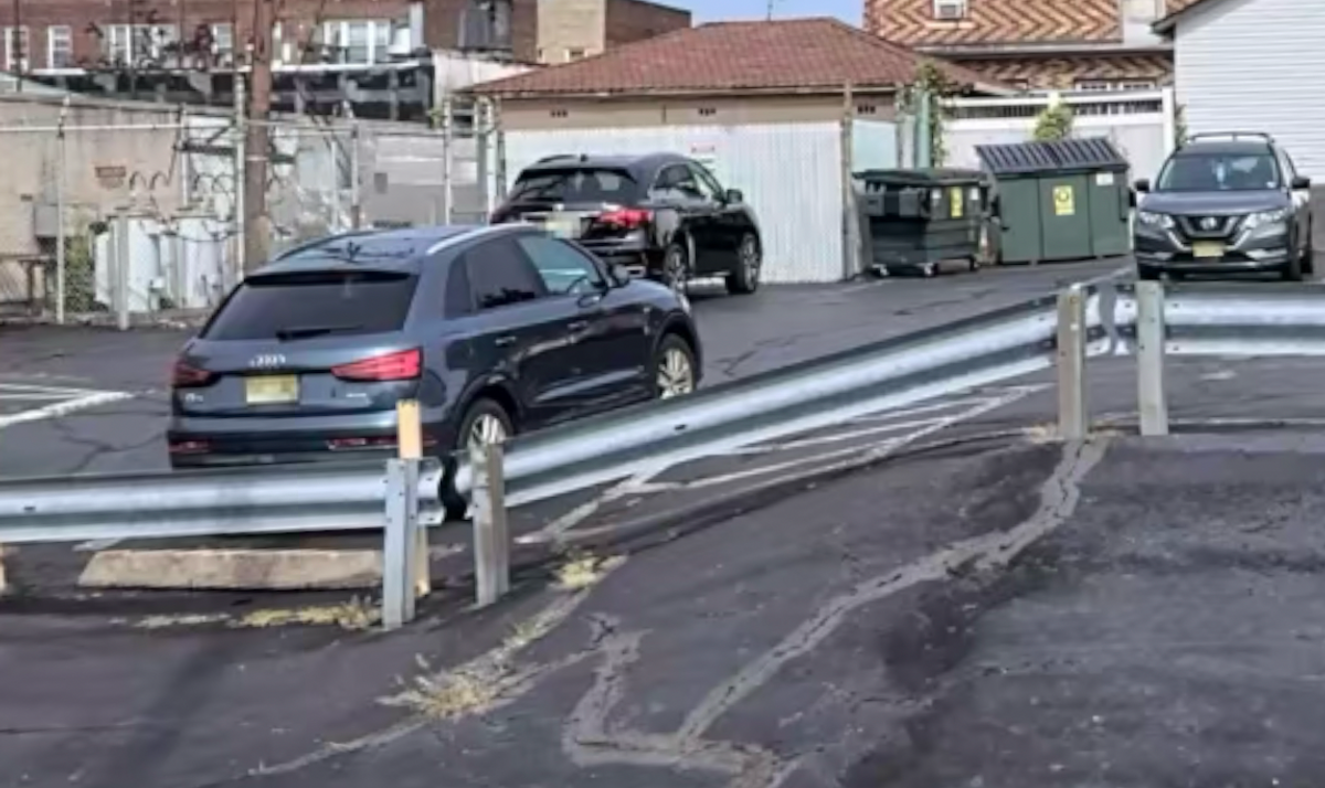 Image for skate spot Washington Ave - Over Guardrail Into Bank