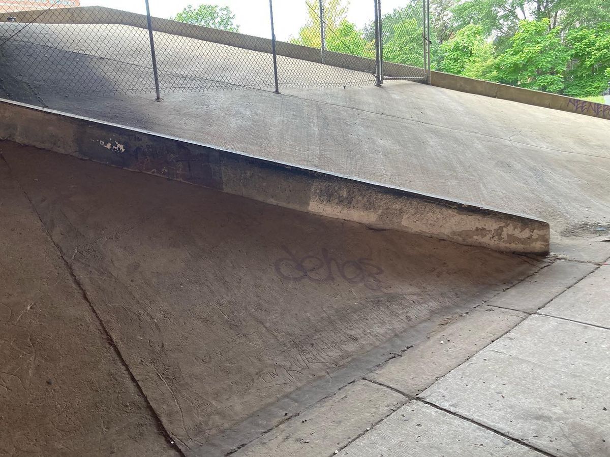 Image for skate spot W Diversey Ave - Bank To Ledge
