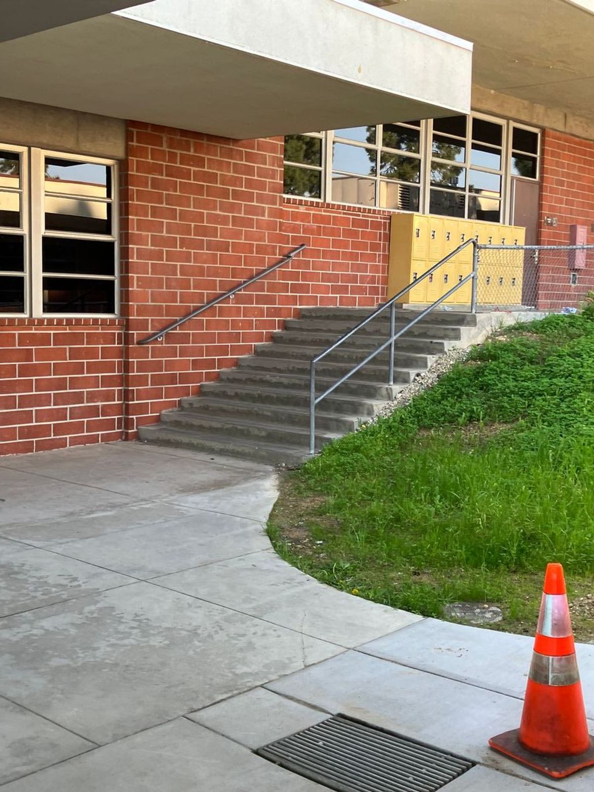 Image for skate spot Miraleste Intermediate School - 10 stair rail 