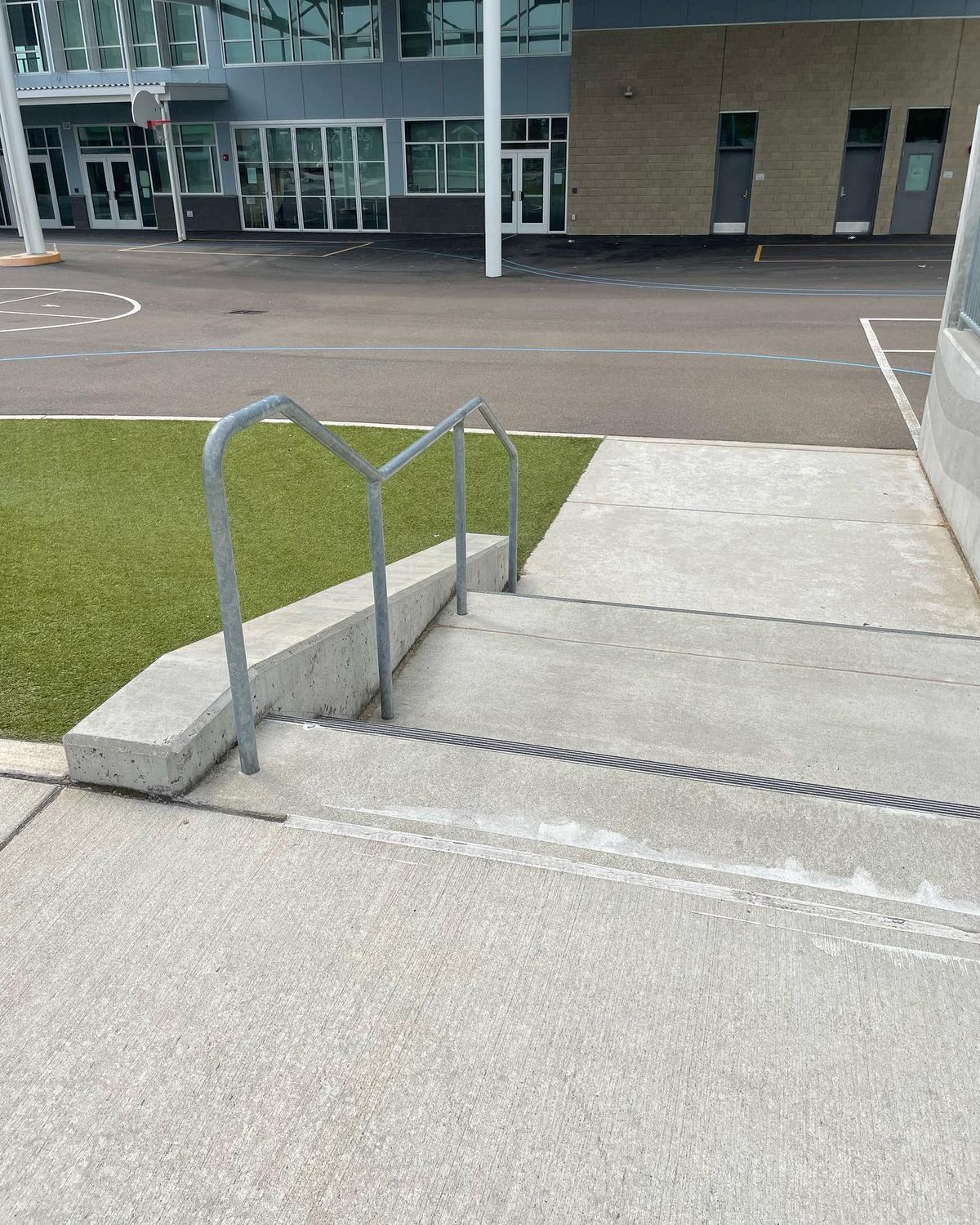 Image for skate spot Mary Lyon Elementary School - 2 Flat 2 Double Set Rail