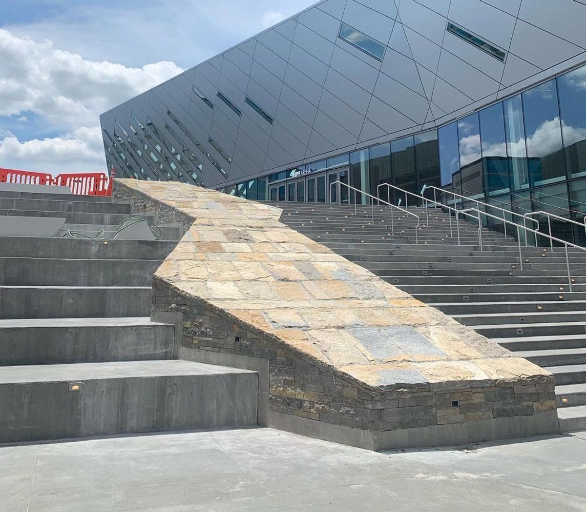 Image for skate spot Rupp Arena - Rock Bank