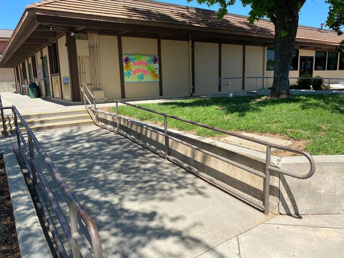 Image for skate spot Magnolia Intermediate School - 3 Stair Out Rail