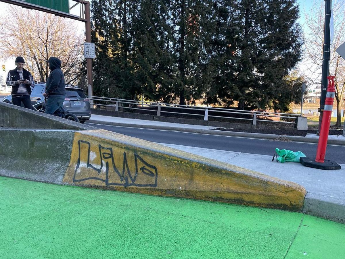 Image for skate spot SW Naito Parkway - Up Ledge