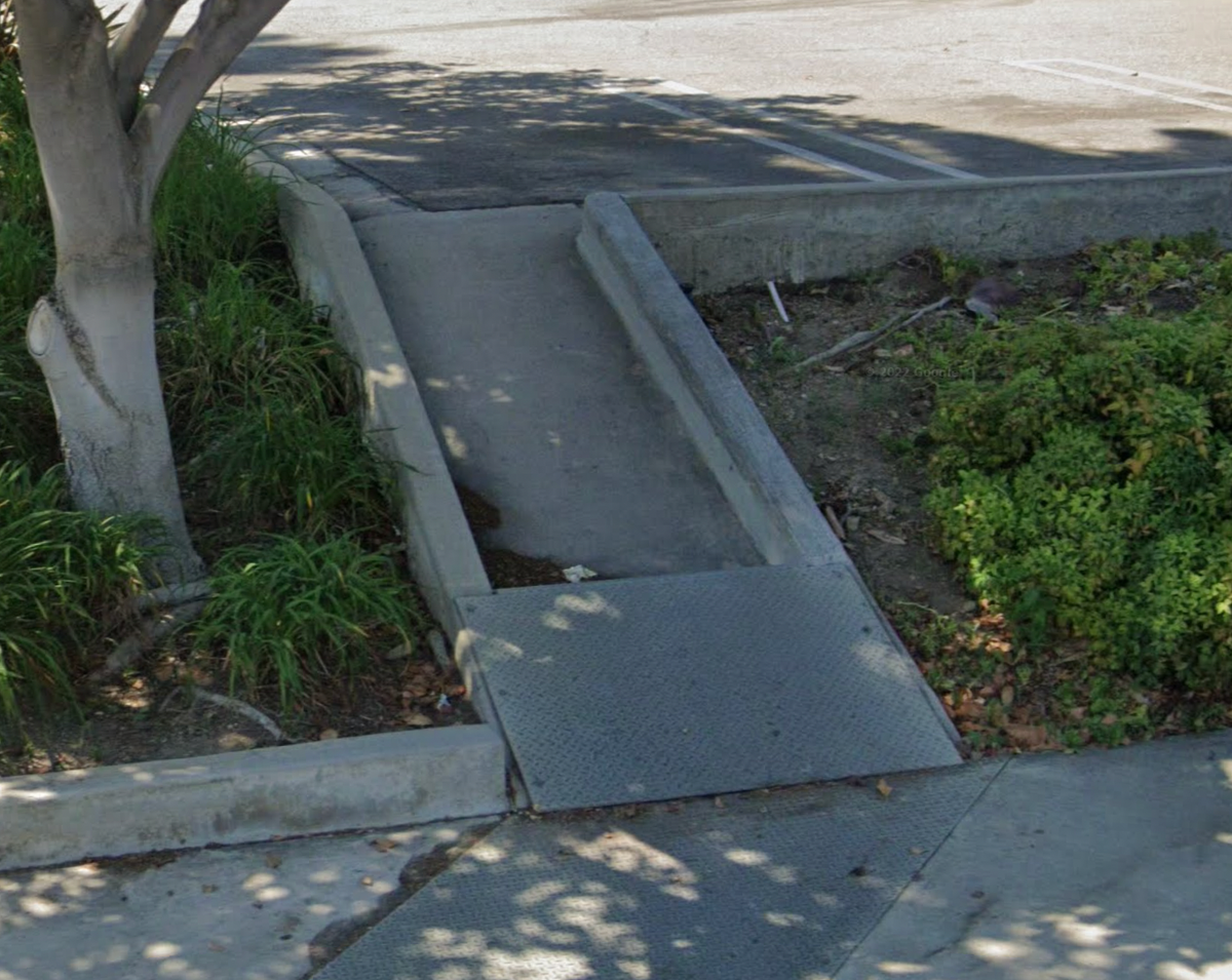 Image for skate spot Tampa Ave - Curb Down Bank