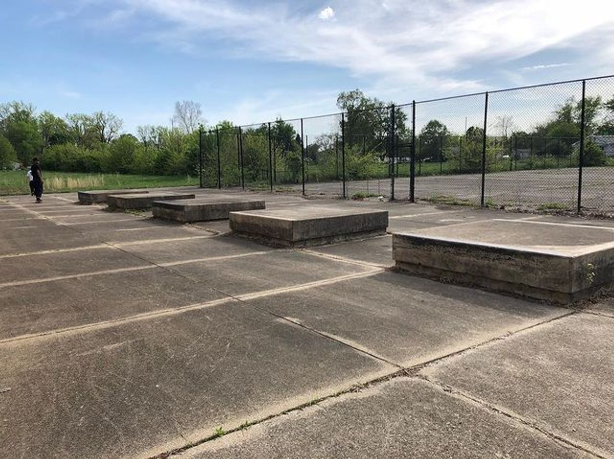 Image for skate spot Forest Manor Middle School Manny Pad / Ledges