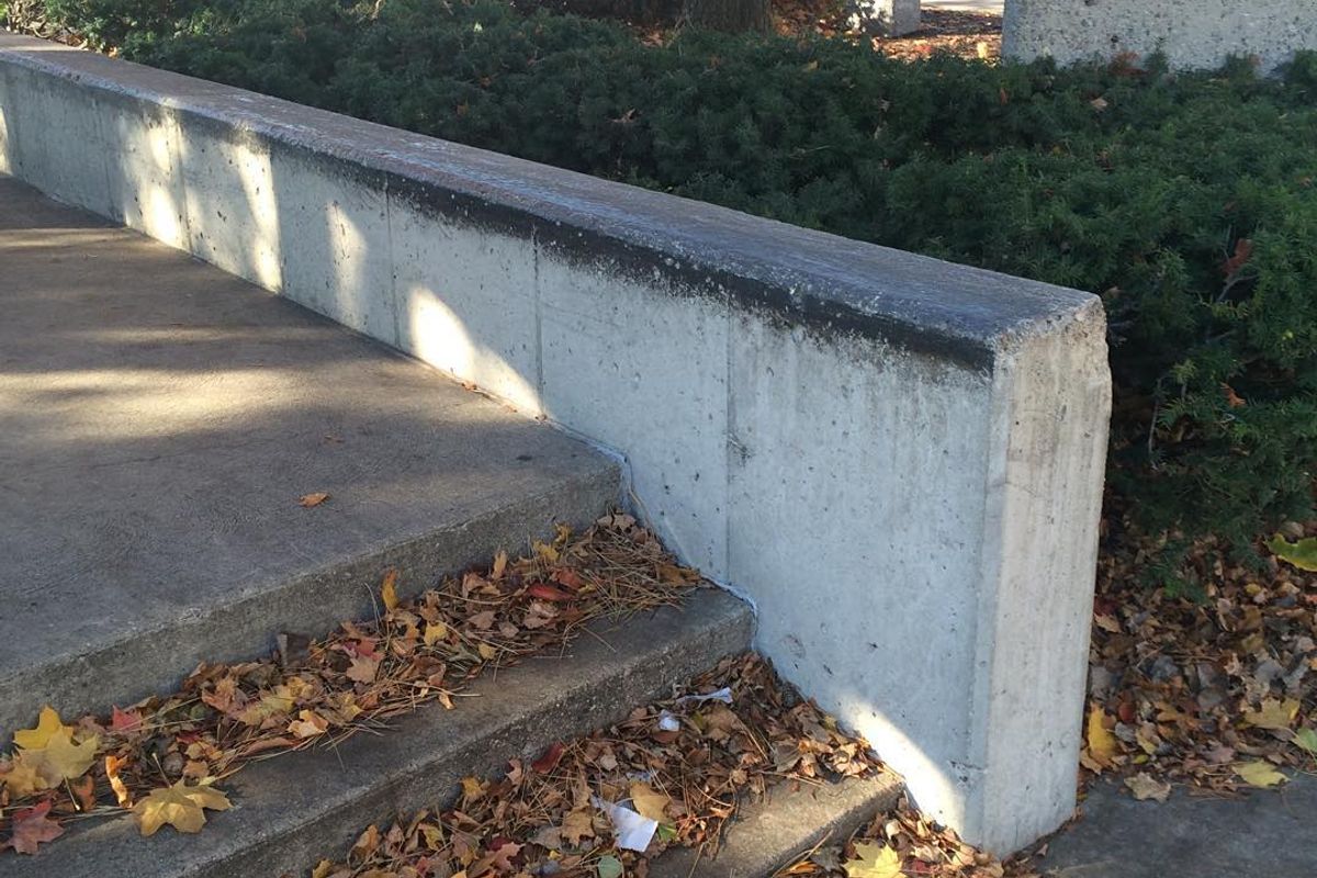 Image for skate spot Gerald R Ford Museum 3 Stair Out Ledge