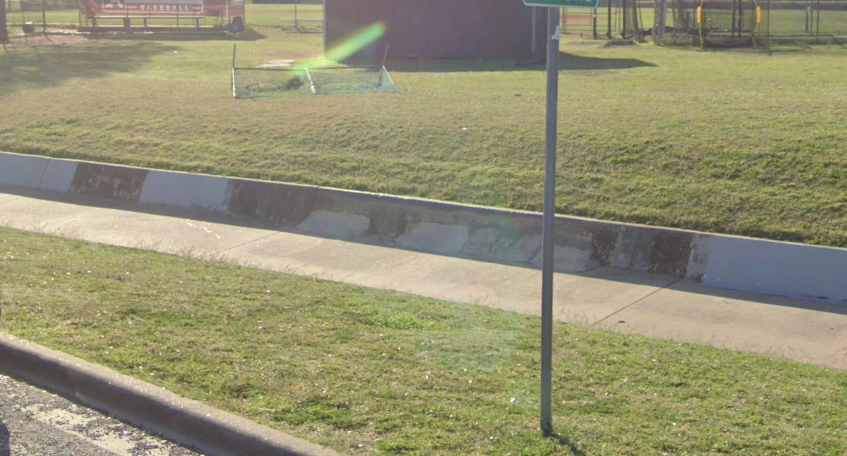 Image for skate spot Austin High School - Ditch / Bank Ledge