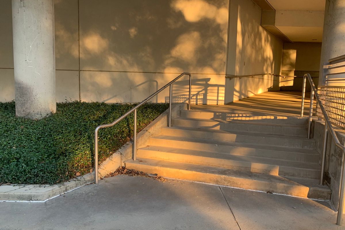 Image for skate spot Georgia World Congress Center 6 Stair Kink Rail