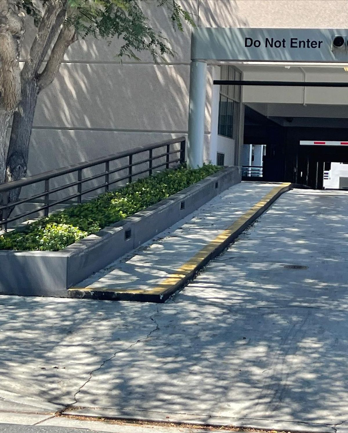 Image for skate spot Marriot Parking Deck Ledge