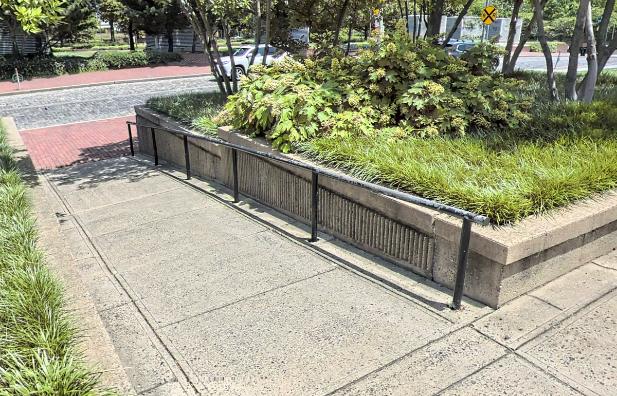 Image for skate spot Veterans Memorial - Down Rail