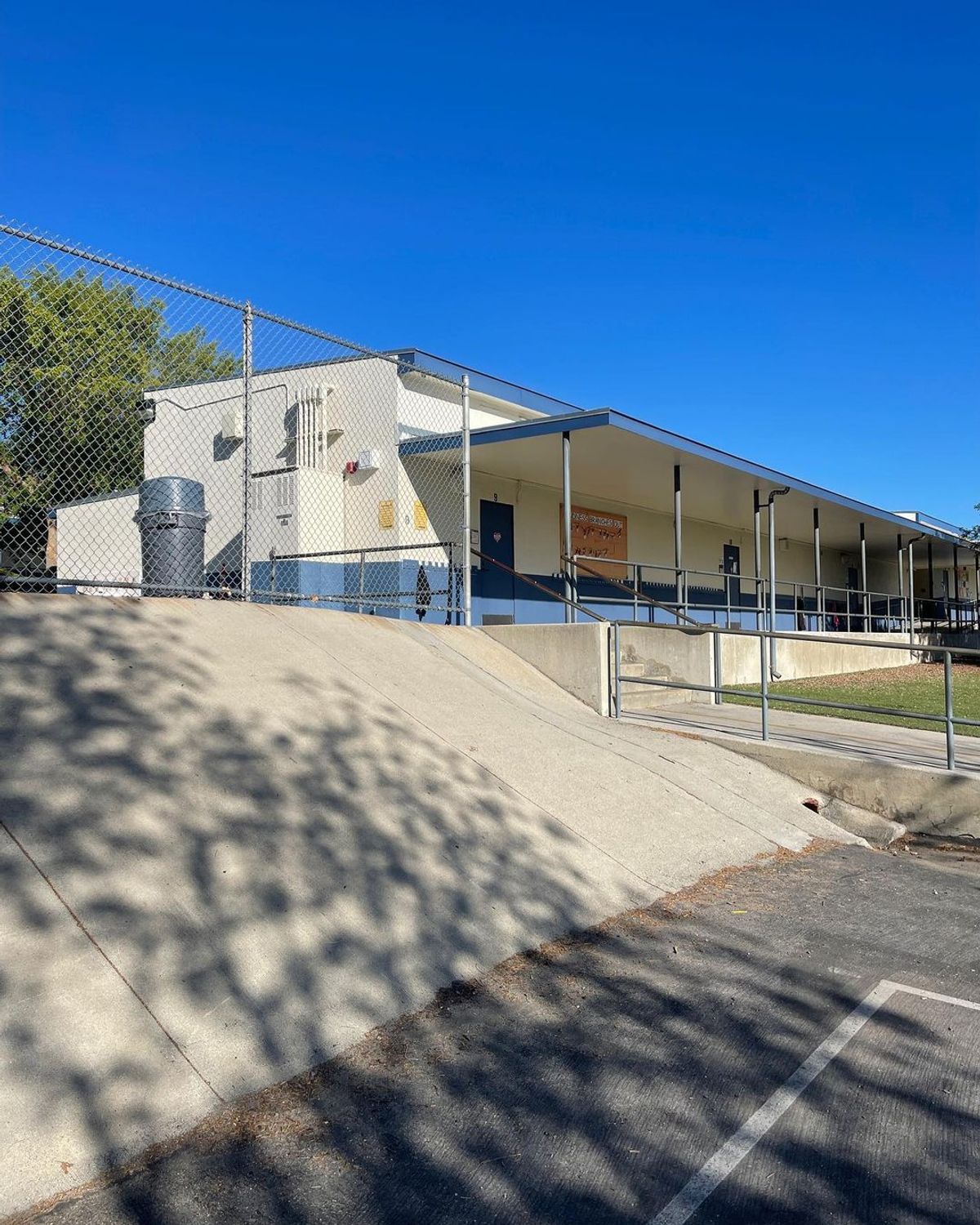 Image for skate spot Thomas Jefferson Elementary - Off Roof Into Bank