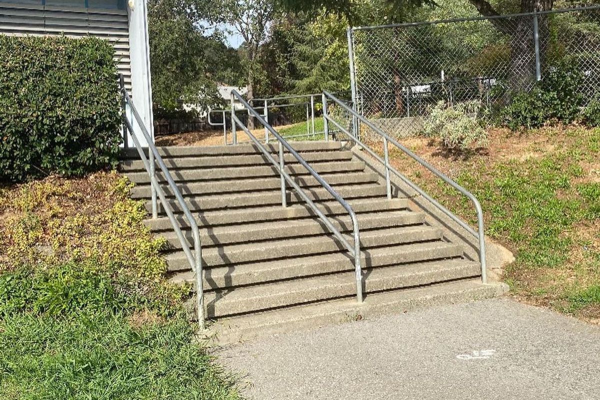 Image for skate spot Olive Elementary School 11 Stair Rail