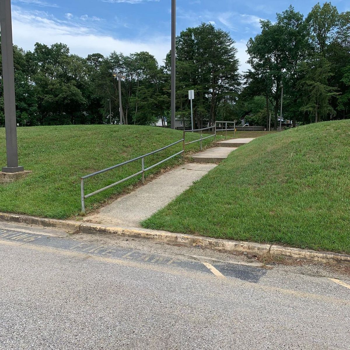 Image for skate spot Old Mill Senior High School - Drop Down Rail