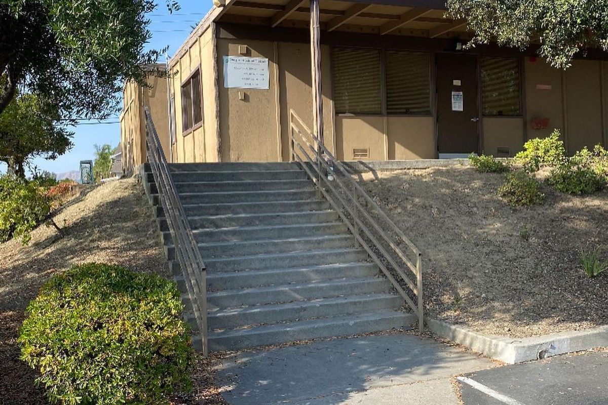 Image for skate spot Quimby Oak Middle School 13 Stair Rail