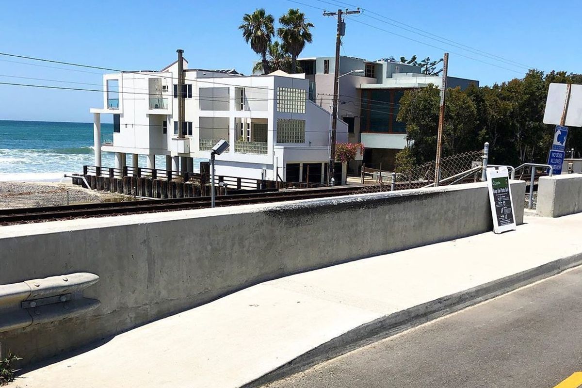 Image for skate spot Poche Beach Bump To Ledge