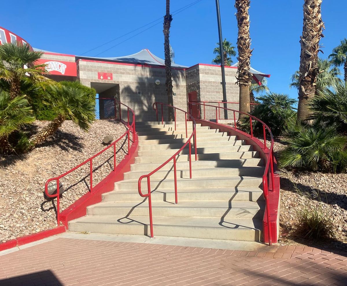 Image for skate spot University of Nevada - Curved 15 Stair Rail