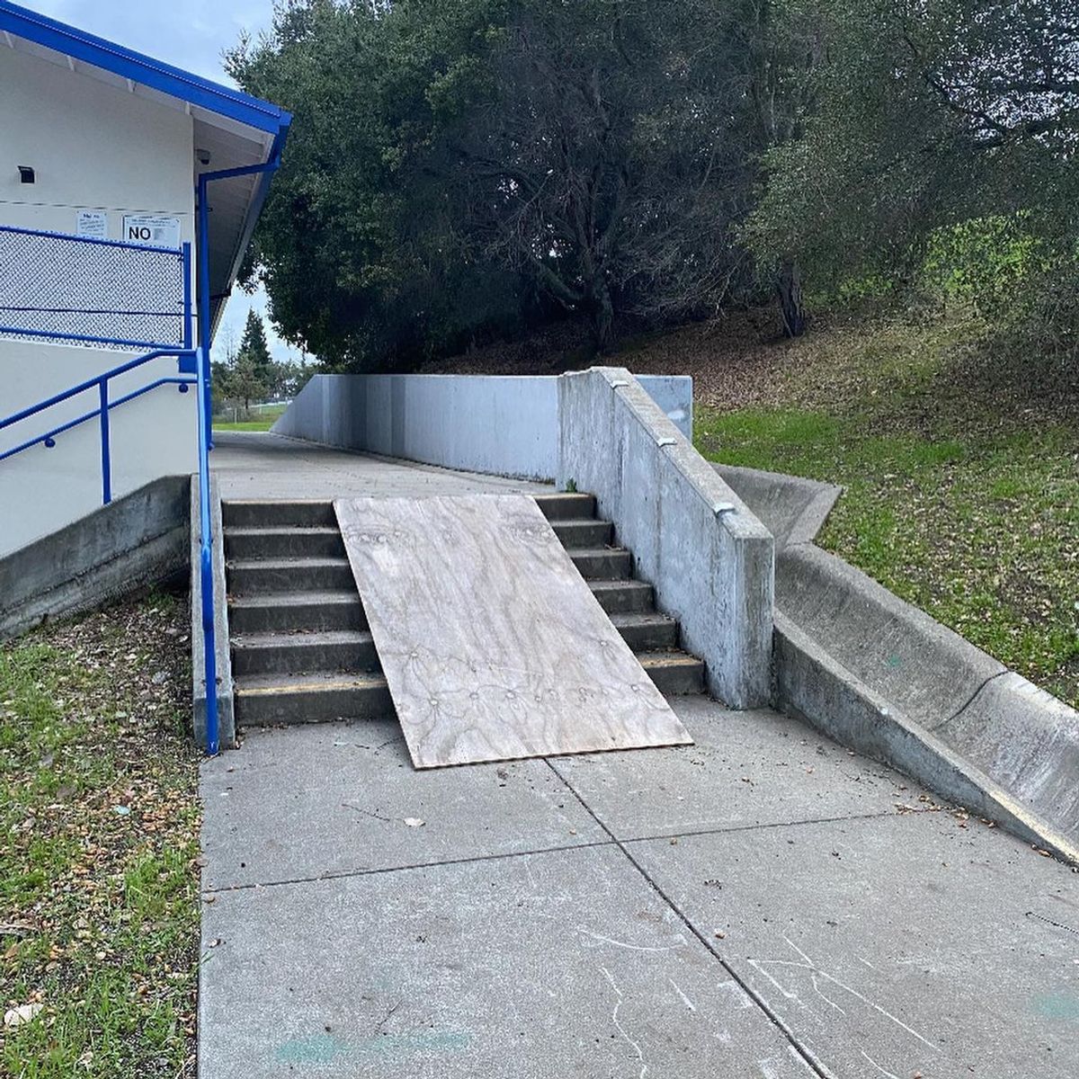 Image for skate spot Clifford Elementary School - 6 Stair Hubba