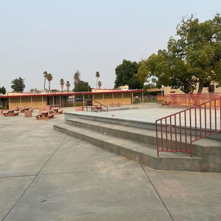 Elizabeth Ustach Middle School - Ledges - FindSkateSpots