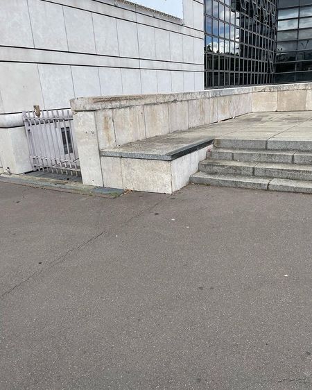 Preview image for Ministère de l'Économie et des Finances - 4 Stair Ride On Ledge