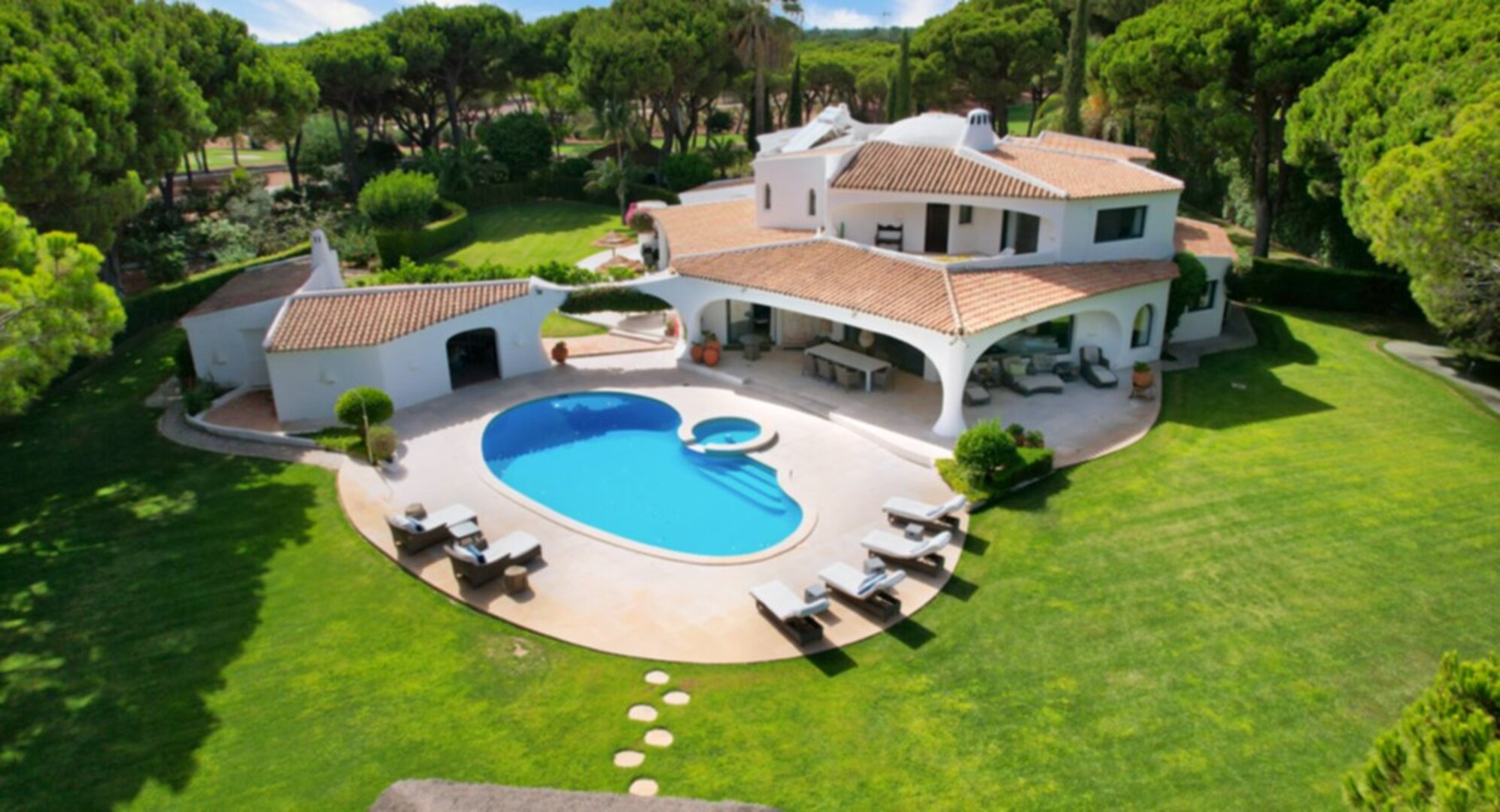 Vacation villa in Portugal with terracotta roofs, private pool and slow coastal light.