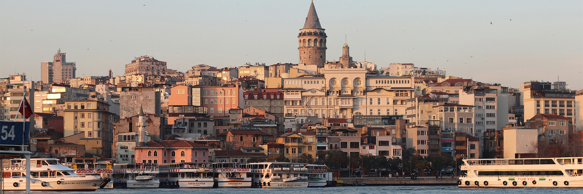 Modern luxury villa in Türkiye with a courtyard pool, stone arches and soft Mediterranean air.