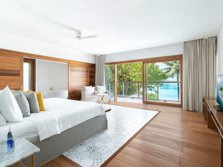 Private Escape in Baa Atoll,1006
