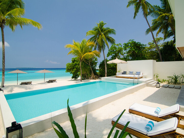 Private Escape in Baa Atoll,1006