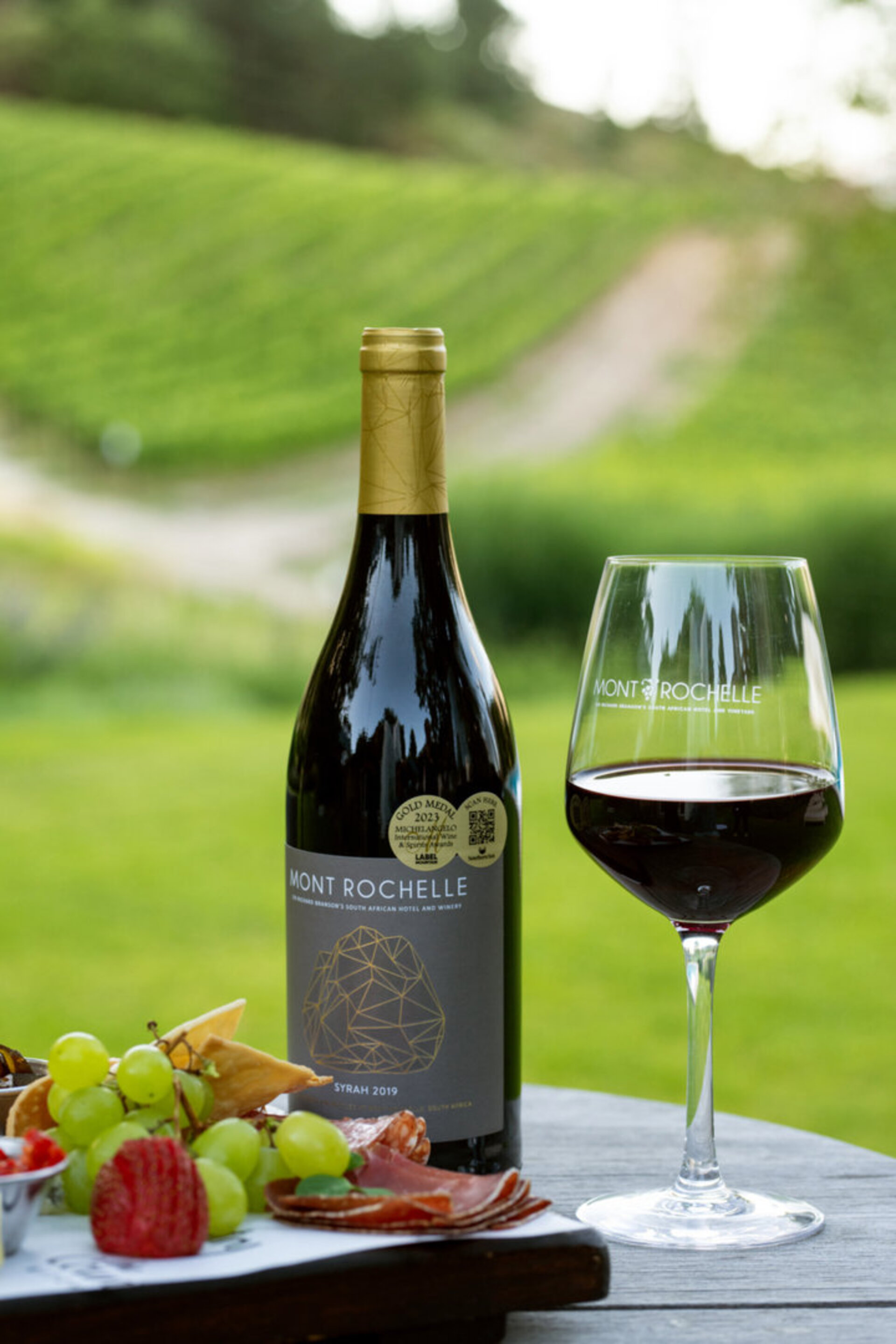 Elegant Shiraz Room with Vineyard & Mountain Views 1037