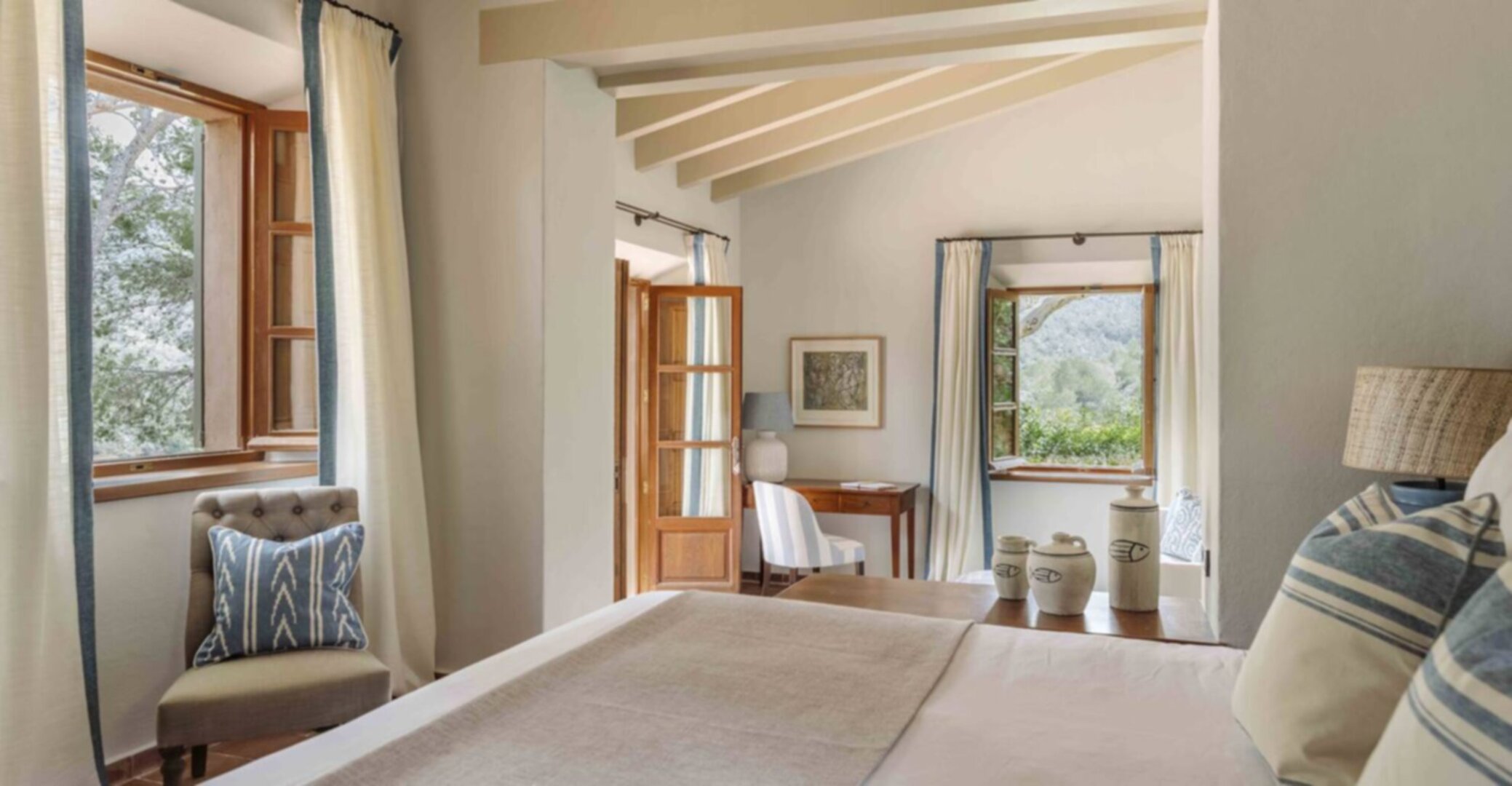 Eagle’s Point Luxury Villa with Mediterranean Views 1060