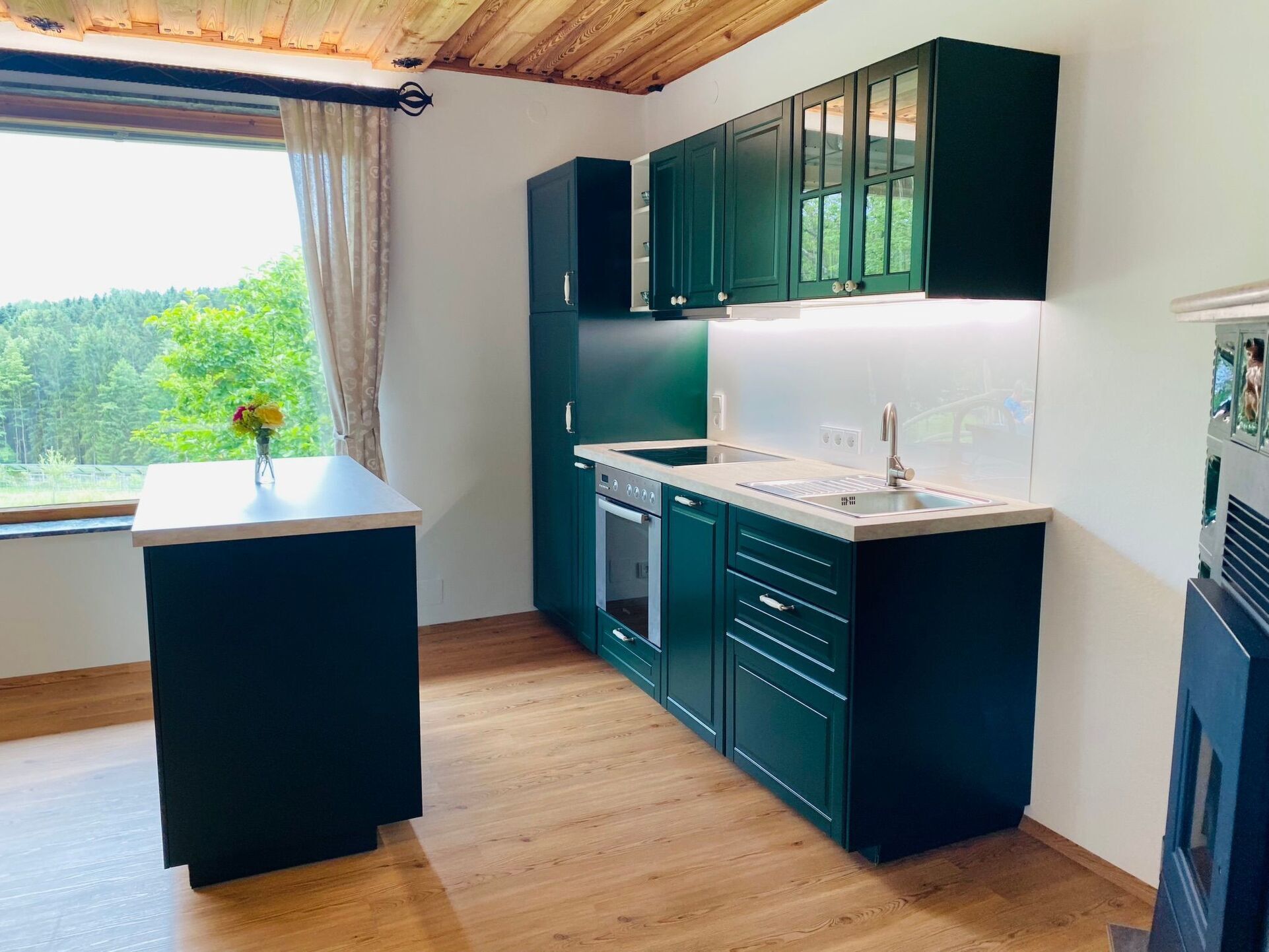 Gorgeous 3-Bed House in Deutschlandsberg, Sleeps 7, 1109