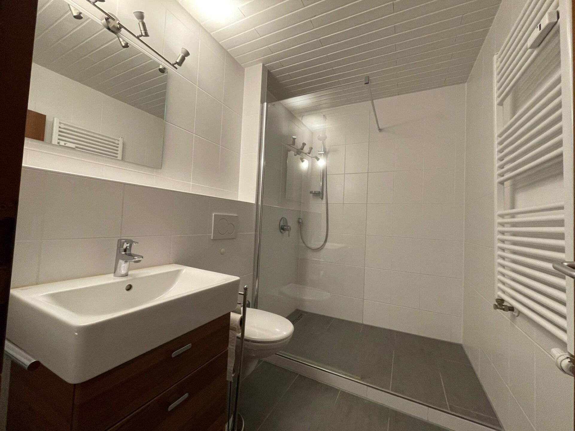Beautiful 1-Bed Apartment in Bregenz, Sleeps 4, 1036