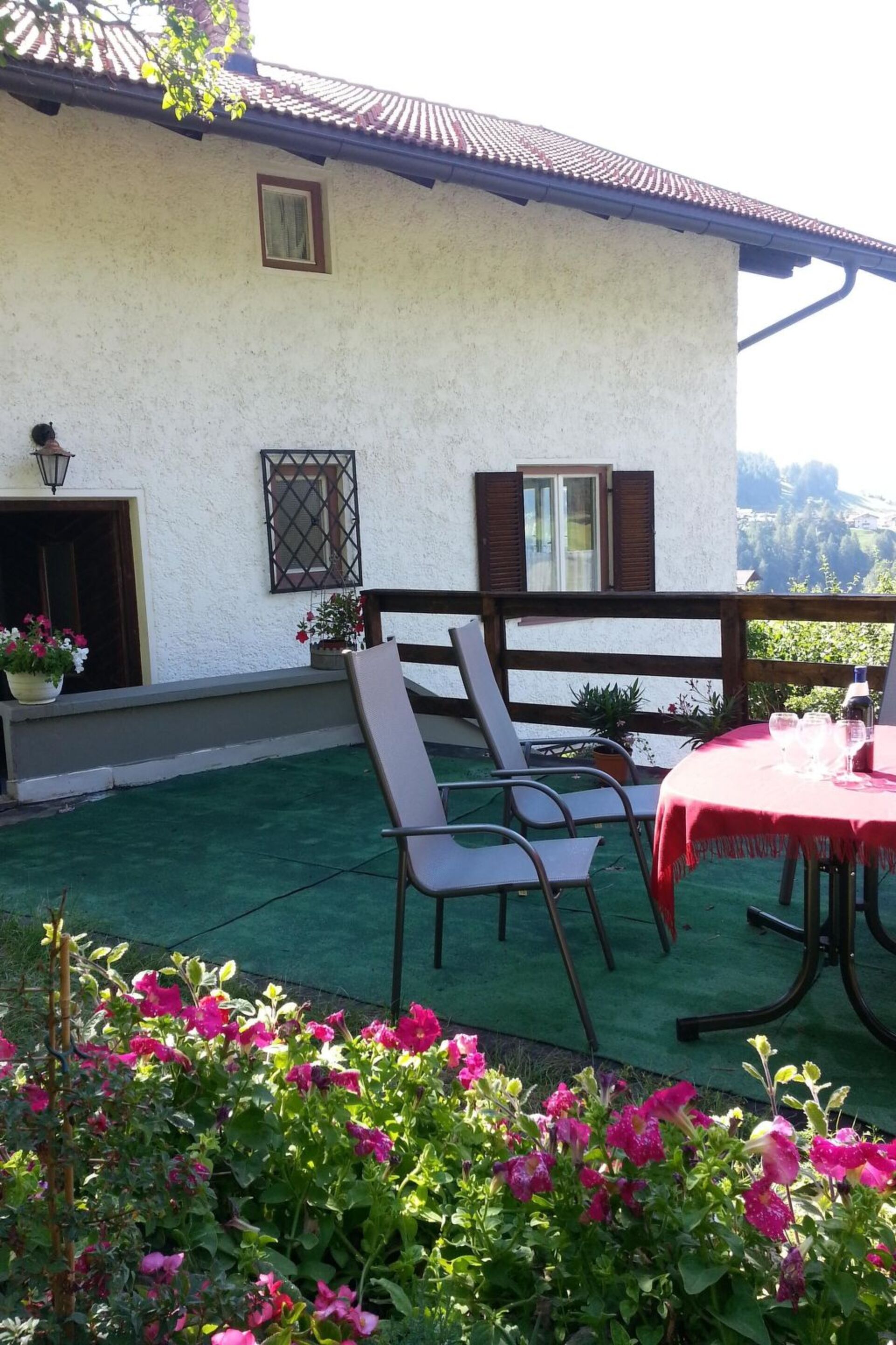 Gorgeous 4-Bed House in Innsbruck-Land, Sleeps 10, 1117