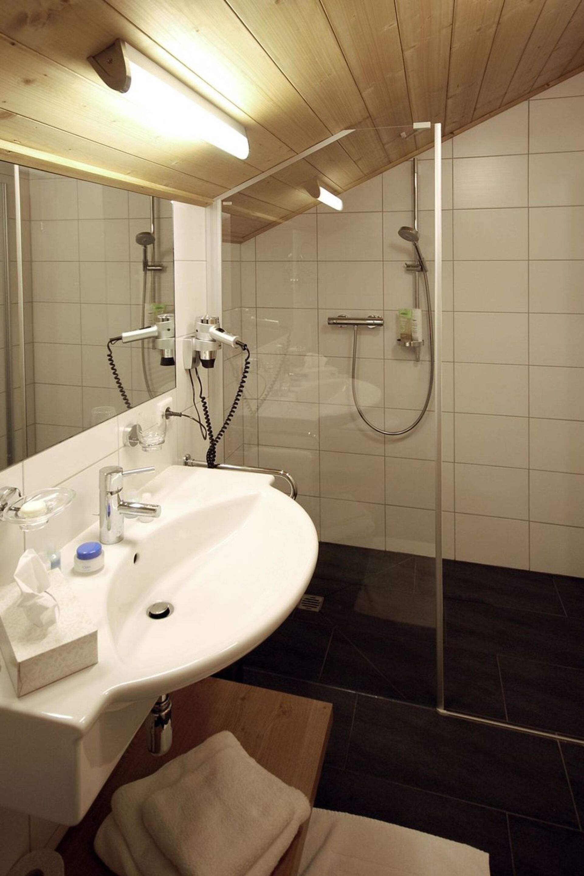 Luxurious 4-Bed Apartment in Lienz, Sleeps 10, 1118