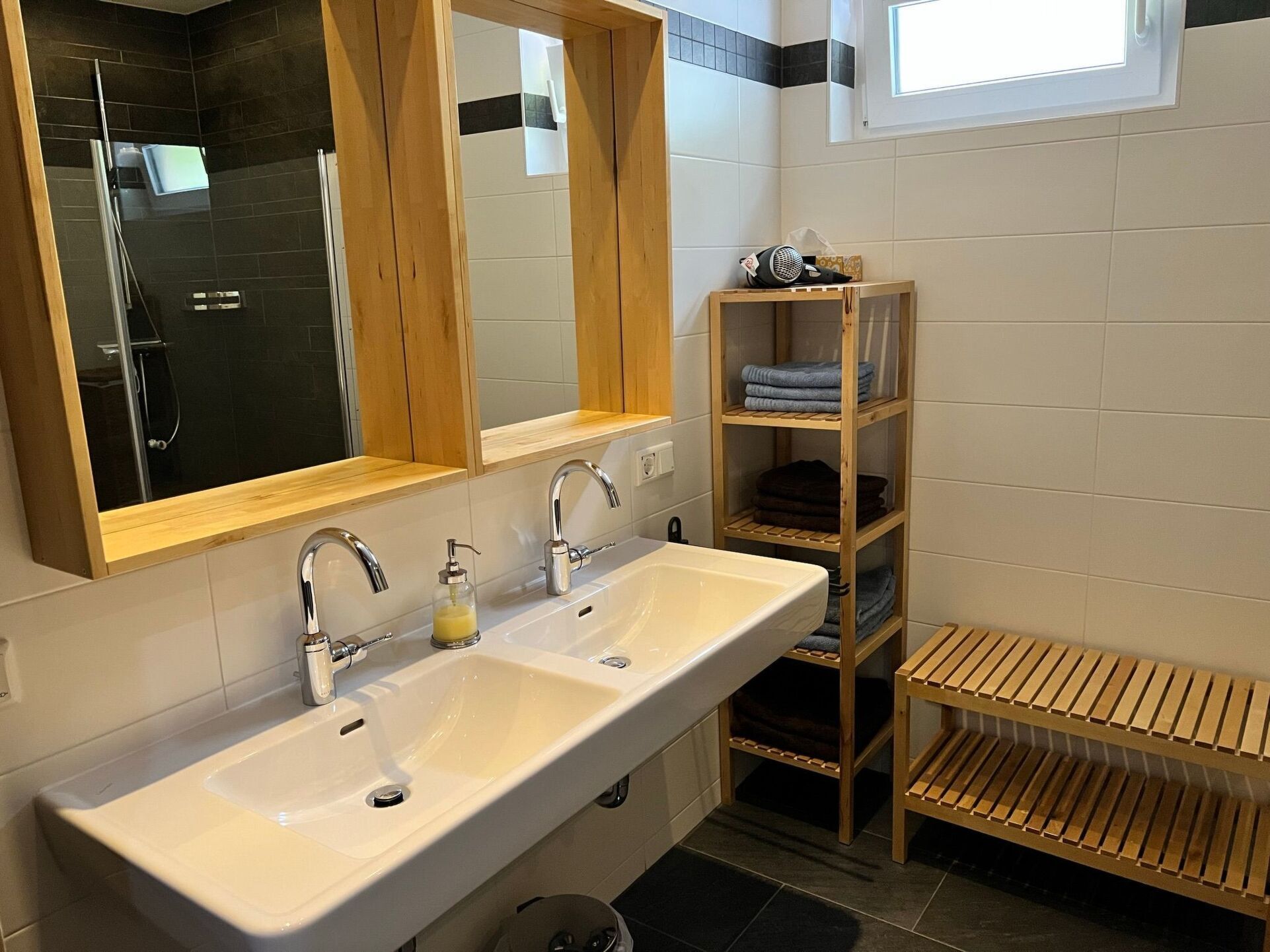 Gorgeous 6-Bed House in Feldkirchen, Sleeps 12, 1027