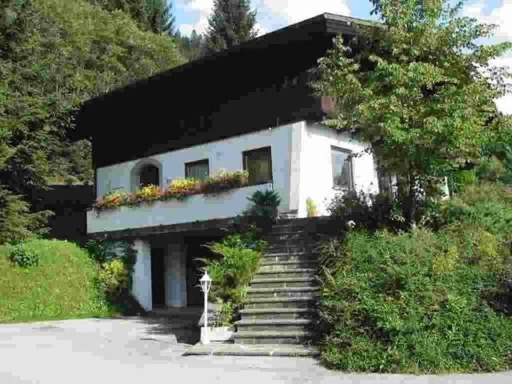 2-Bed Apartment in Sankt Johann im Pongau, Sleeps 6, 1105